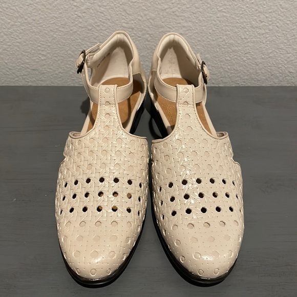 Trotters Shoes - NWOT Trotters Leather Open Weave - Size 10 Narrow